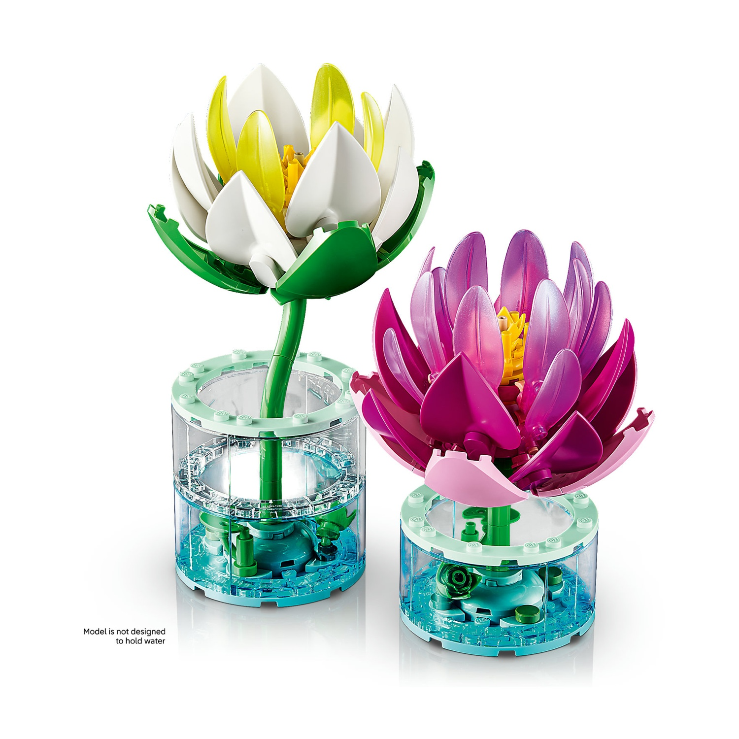 Due fiori di loto LEGO, uno bianco e uno rosa, in vasi trasparenti.
