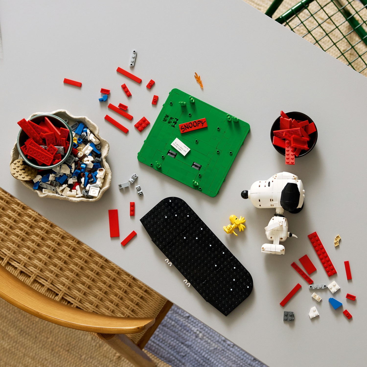 Set di costruzioni Lego con Snoopy, Woodstock e mattoncini sparsi.