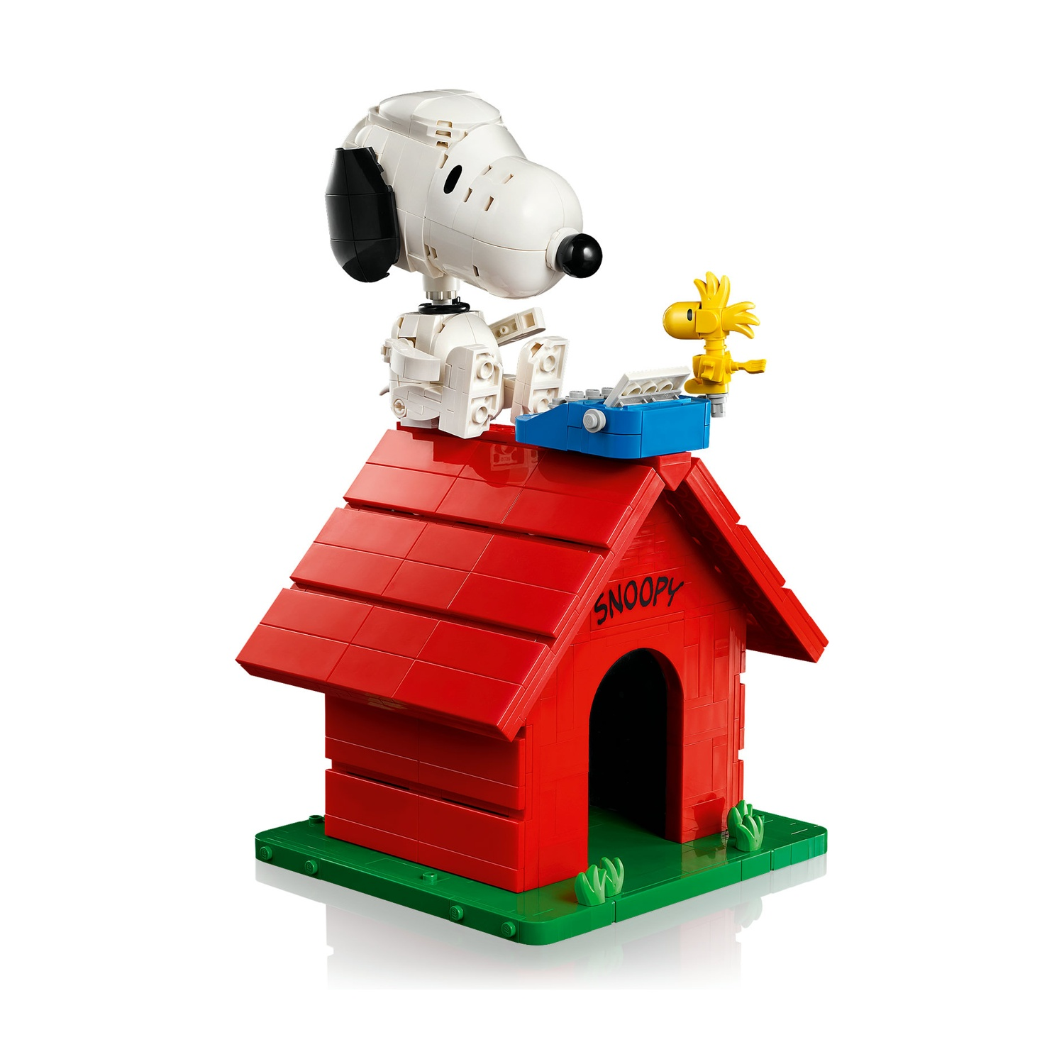 Snoopy e Woodstock siedono su una cuccia rossa Lego.