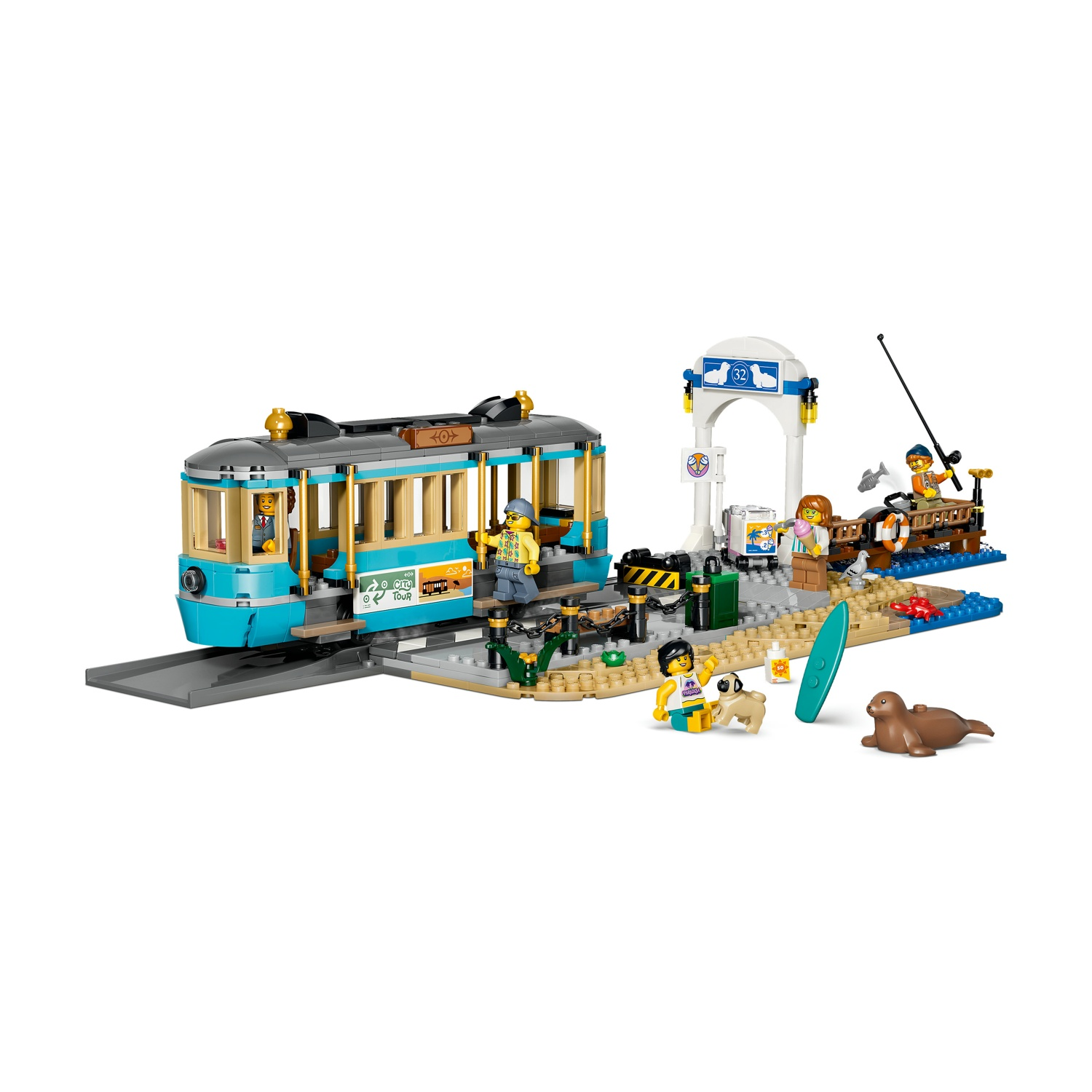 Un set Lego con tram, persone e animali su una spiaggia.