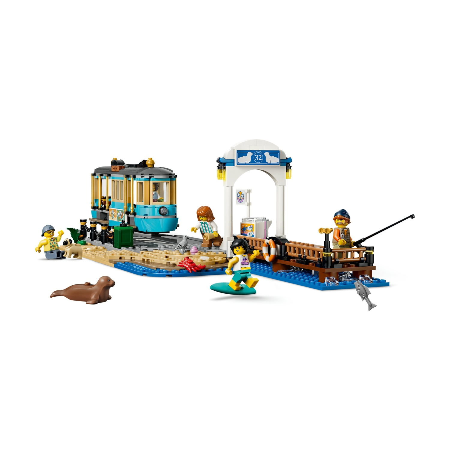 Set Lego con spiaggia, tram, molo, figure, cane, foca e pesce.