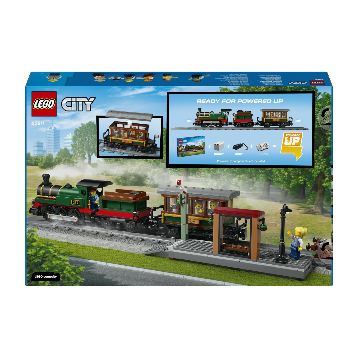 Un set di treni Lego con una locomotiva a vapore verde, due vagoni e una stazione.