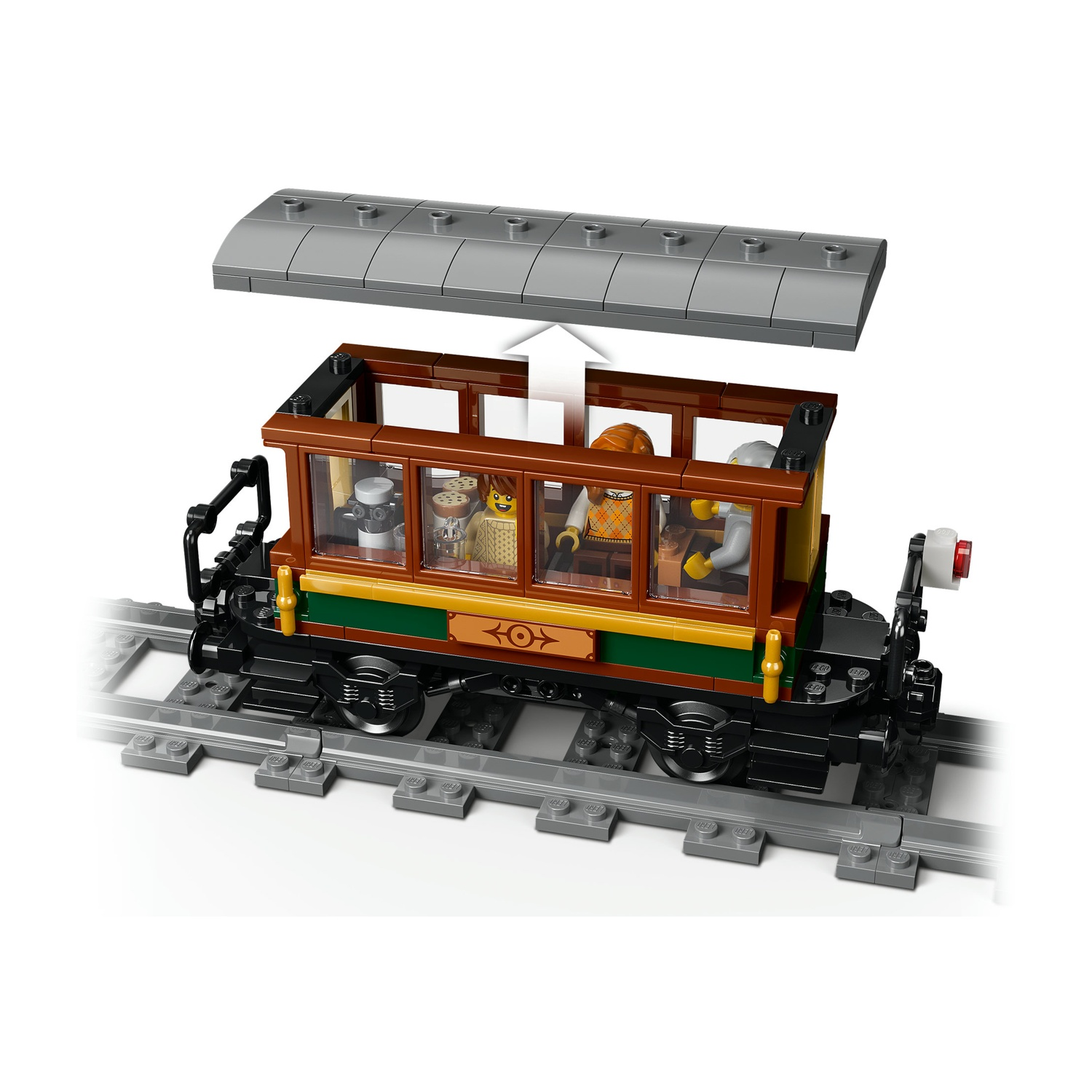 Un vagone ferroviario Lego marrone con accenti gialli e verdi su binari grigi.