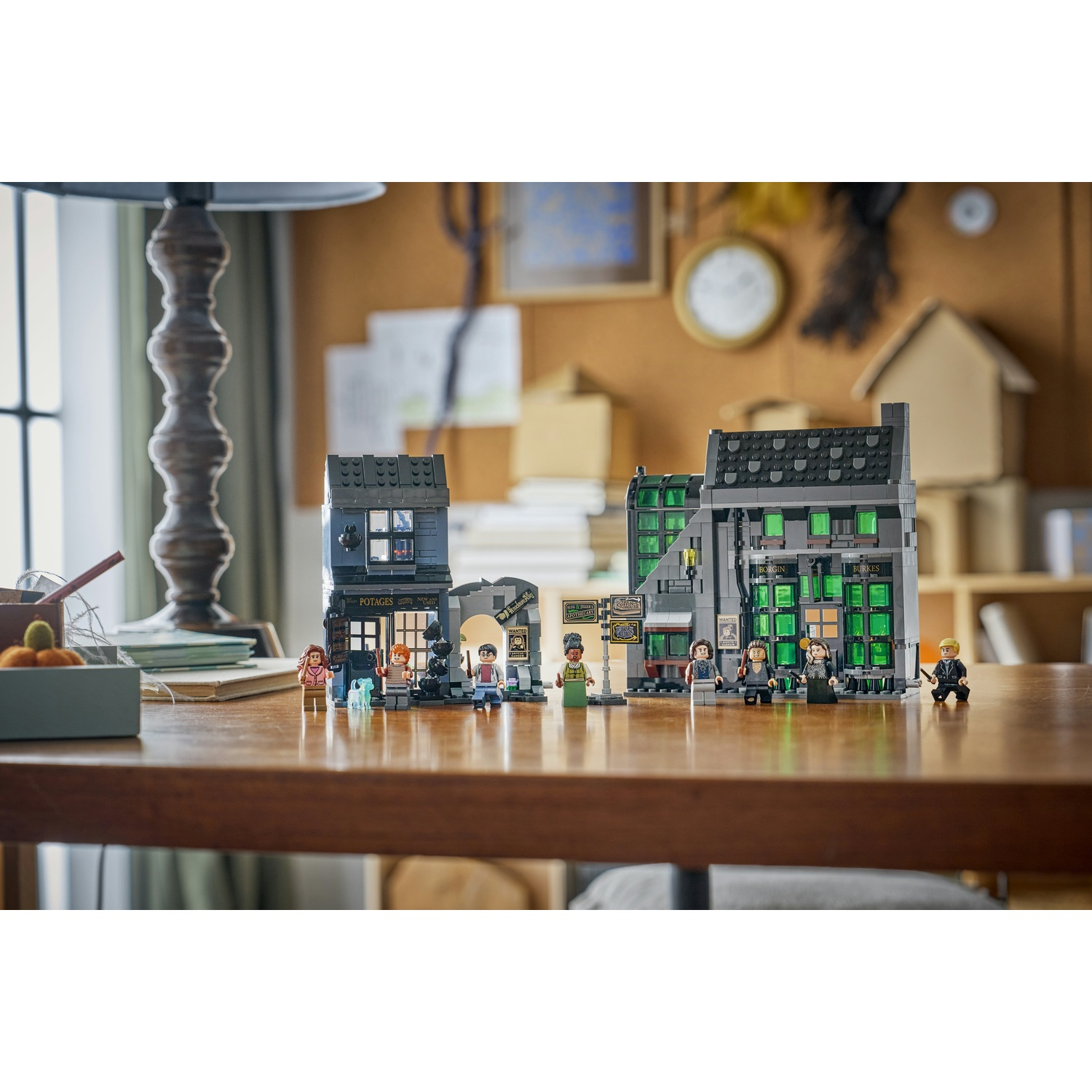 Ricostruzione LEGO di Borgin e Burkes con minifigure su un tavolo di legno.