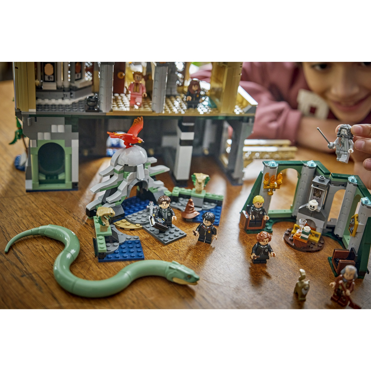Un set Lego con personaggi di Harry Potter, un serpente, un edificio e un uccello rosso.