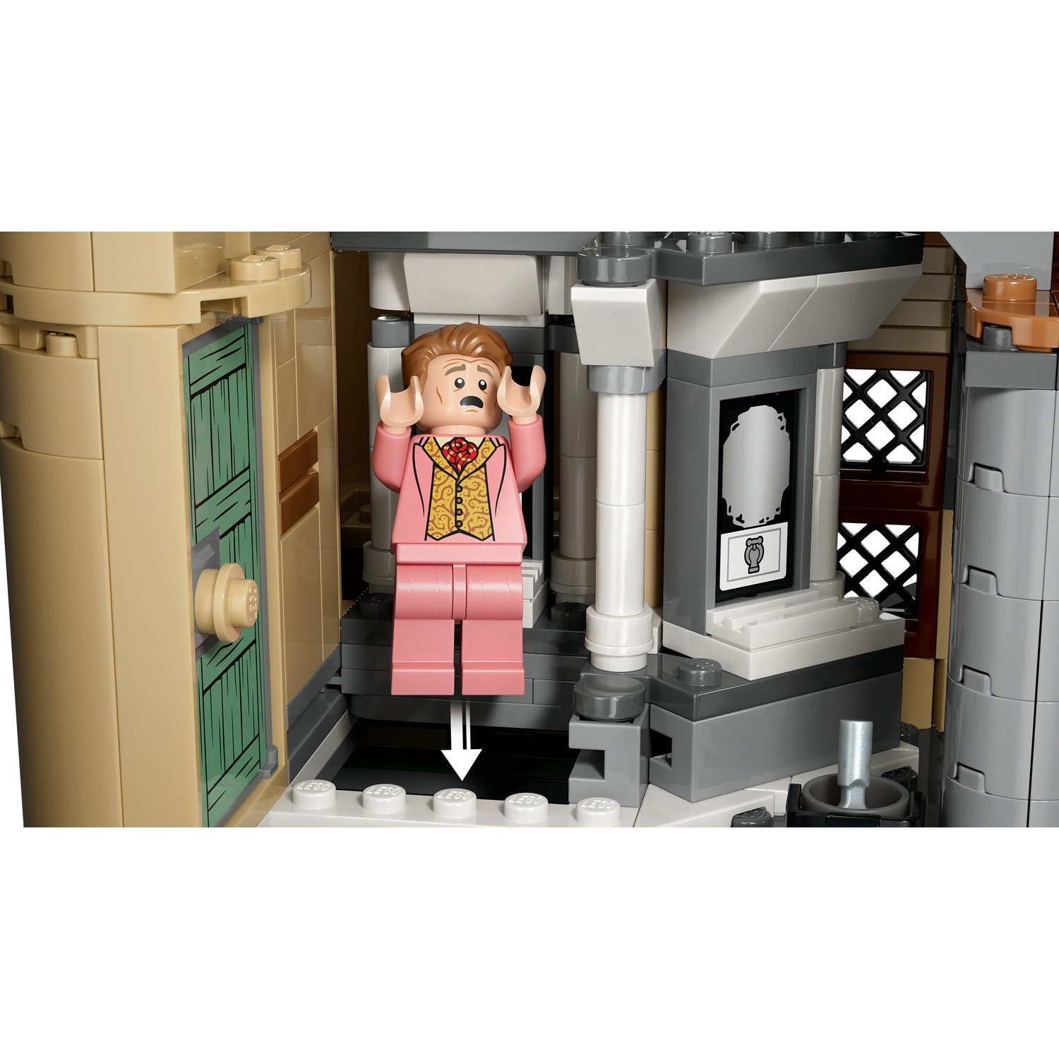 Una figura Lego in un abito rosa sembra spaventata e cade in una fossa scura.