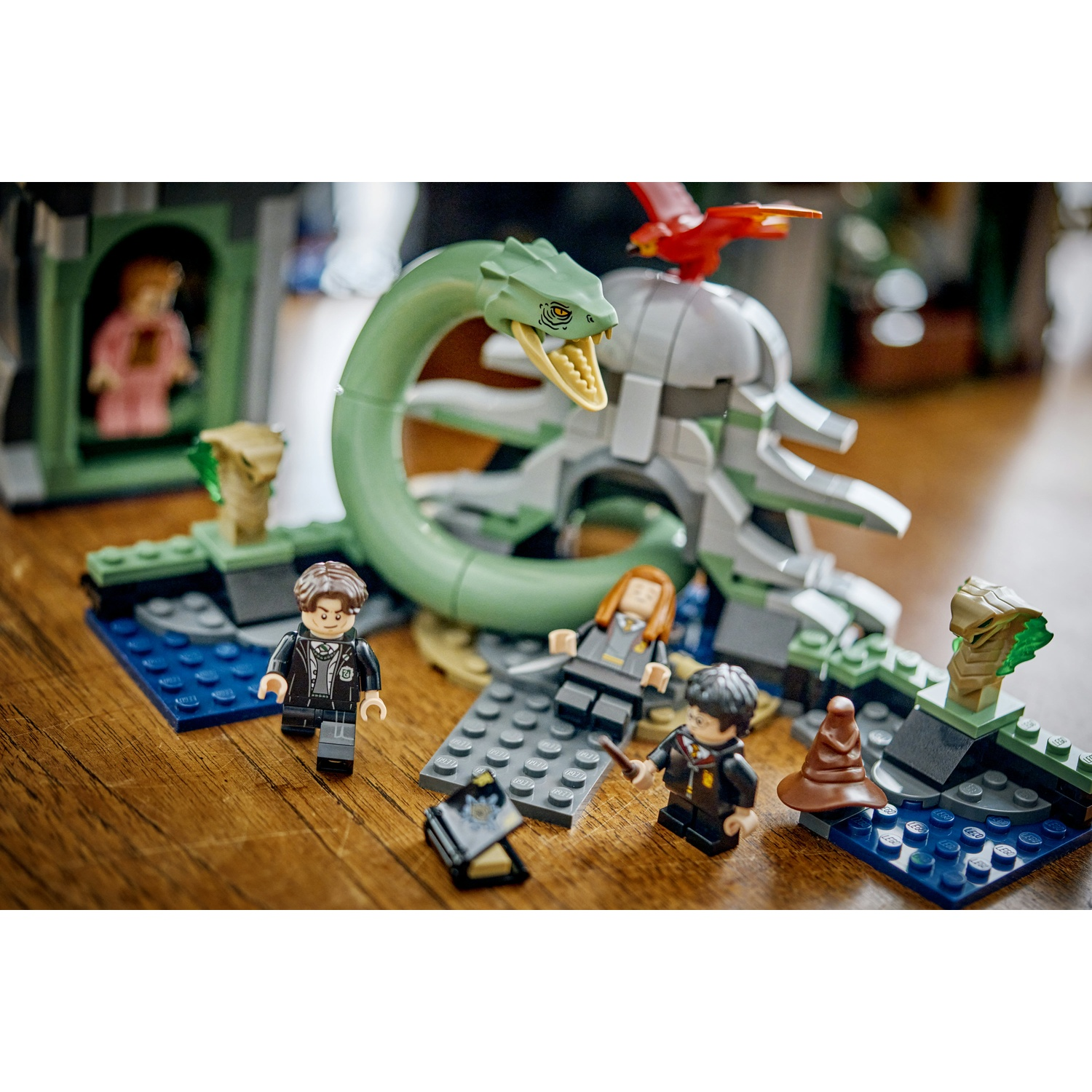 Scena Lego Harry Potter con serpente verde, figure e Cappello Parlante.