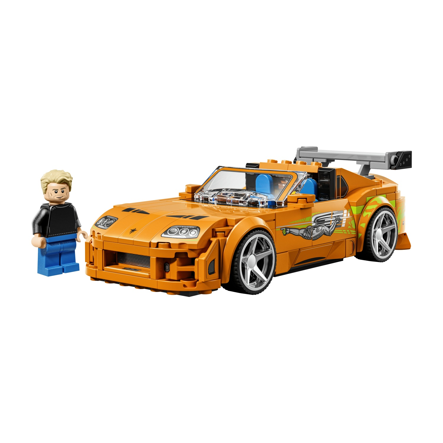 Una figura Lego accanto a un'auto sportiva arancione con grande spoiler.