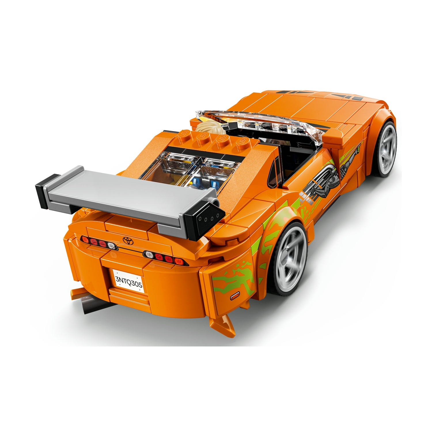 Un'auto sportiva Lego arancione con spoiler e decalcomanie a forma di fiamma verde.