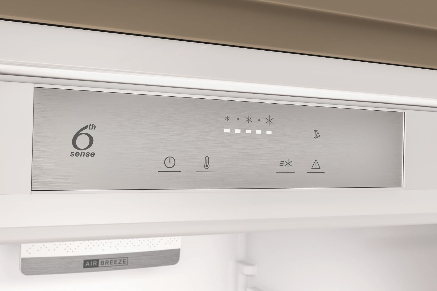 Panel de control de un refrigerador con iconos táctiles y pantalla "6th sense".