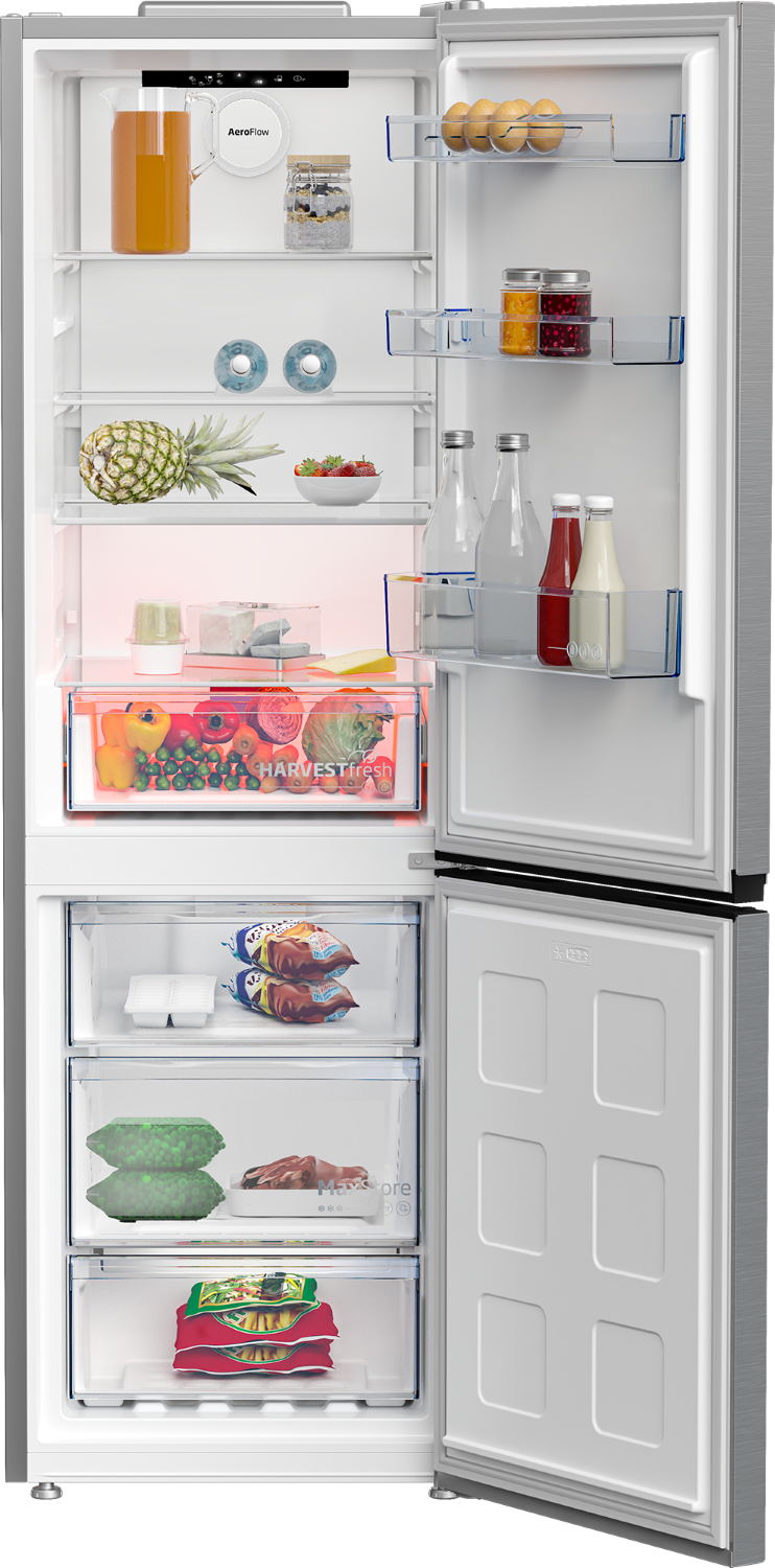 Refrigerador abierto con comida: jarra de jugo, huevos, piña, fresas, verduras, comida congelada.