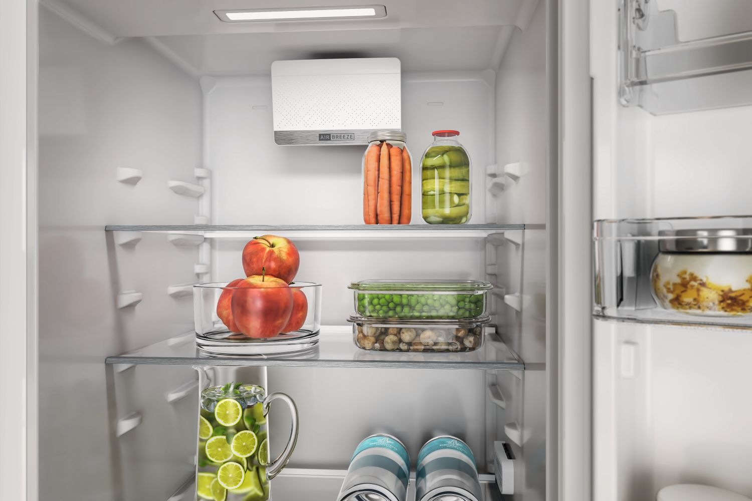 Interior de refrigerador con manzanas, guisantes, champiñones, zanahorias, pepinillos y bebidas.