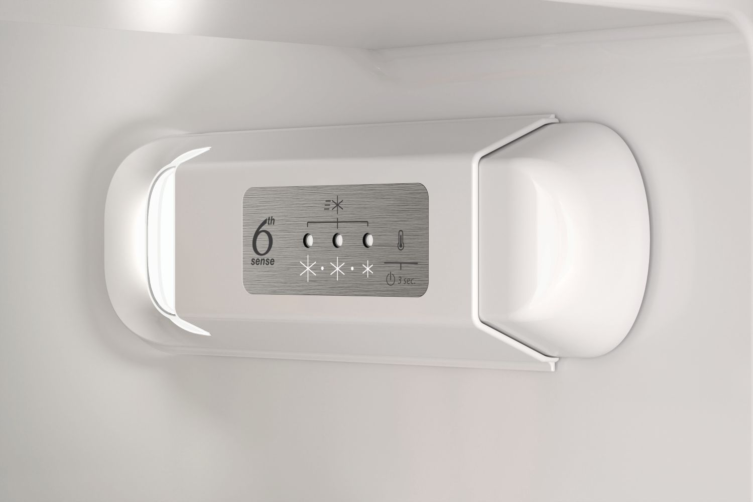 Panel de control blanco con "6th sense" y símbolos de congelador dentro de un refrigerador.