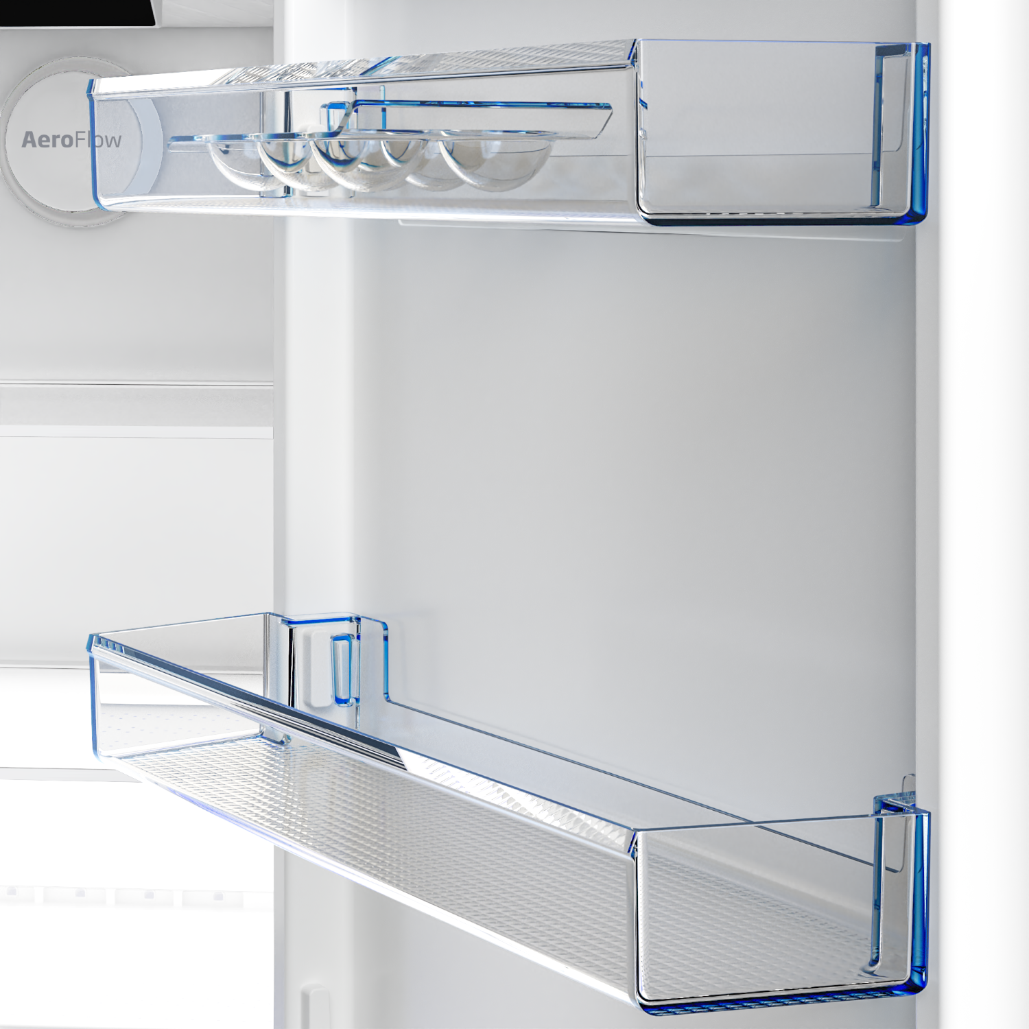 Estantes transparentes de refrigerador con borde azul y portahuevos.