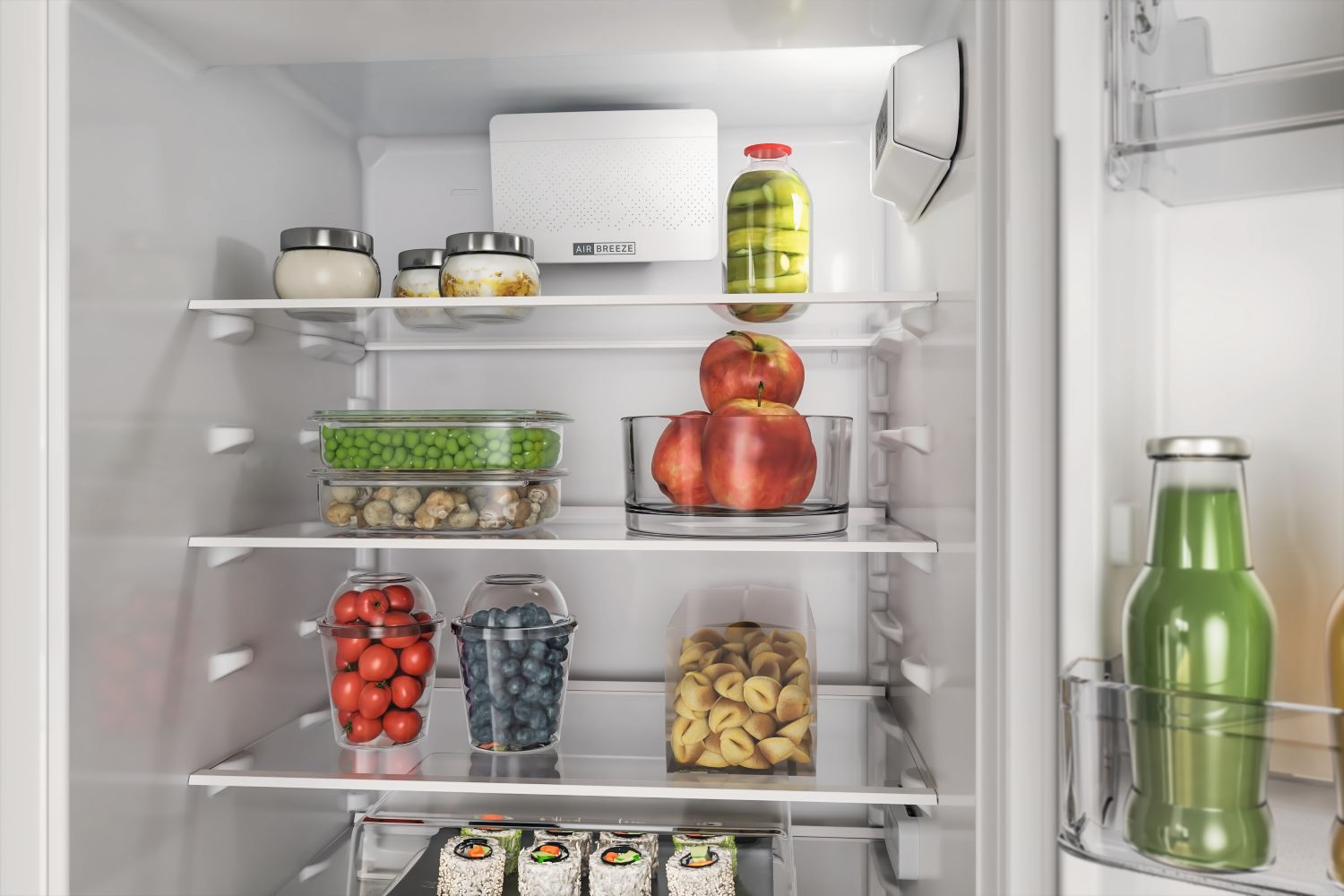 Interior de refrigerador con manzanas, bayas, tomates, guisantes, champiñones, pasta y pepinillos.