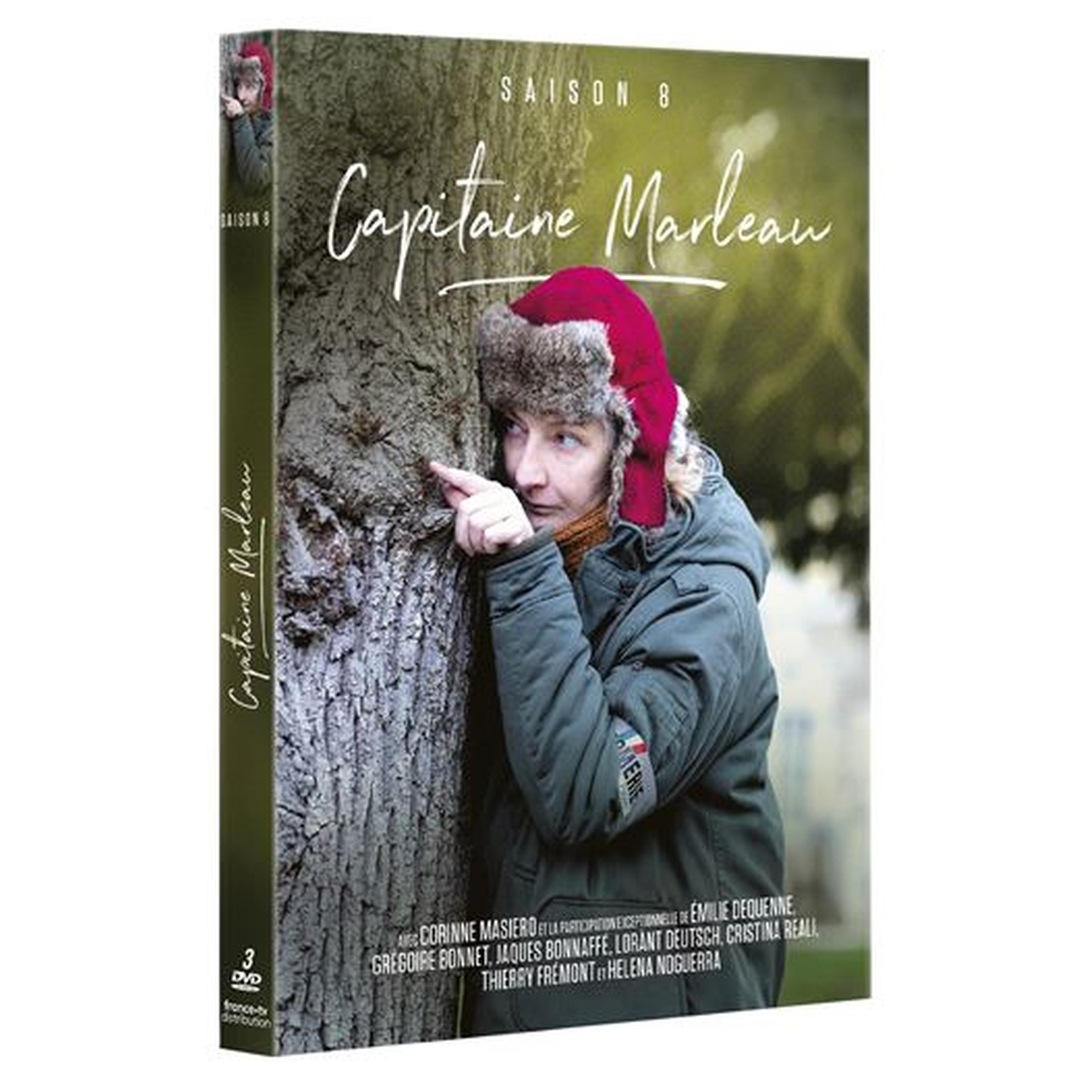 Couverture DVD : Femme à bonnet rouge et fourrure, se cachant derrière un arbre.