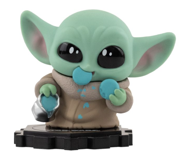 Baby Yoda Figur mit blauen Kugeln und einem silbernen Becher.