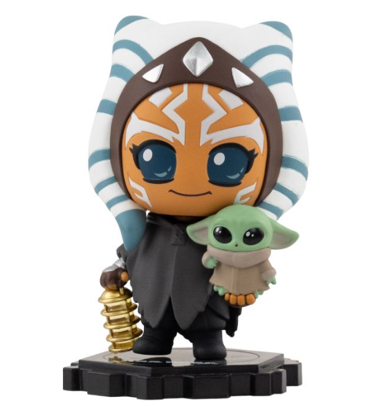 Ahsoka Tano Figur hält Baby Yoda, mit goldenem Gegenstand. Weiß-blaue Montre.
