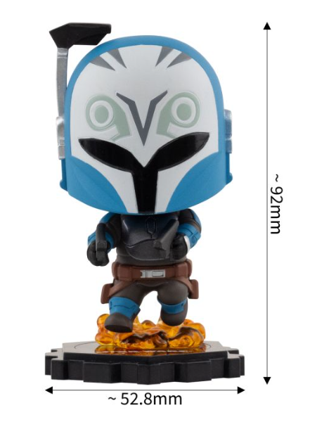 Figur mit blauem Helm mit weißen Akzenten, auf einer Feuerbasis.