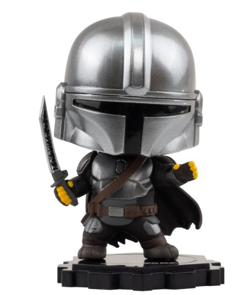 Eine Figur des Mandalorianers mit Helm, Schwert und braunem Umhang auf einem Sockel.