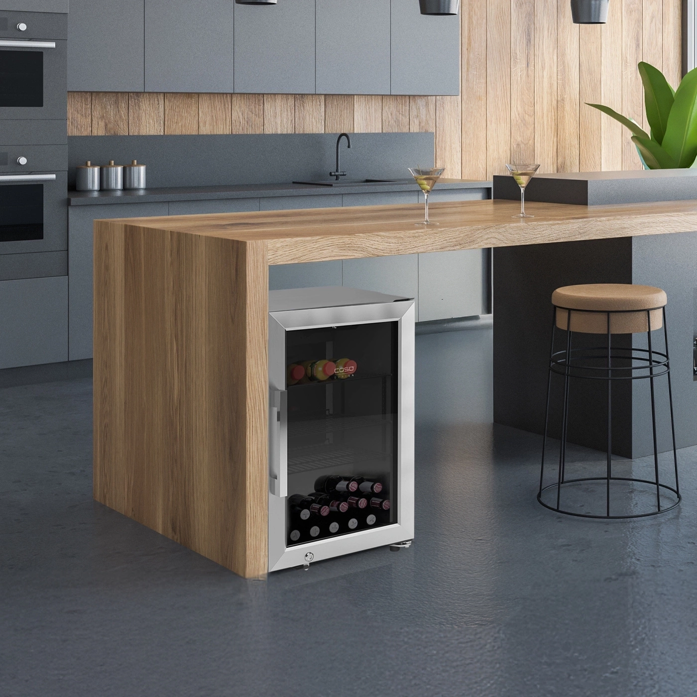 Moderne Küche mit Holzakzenten, kleinem Kühlschrank und Barhocker.