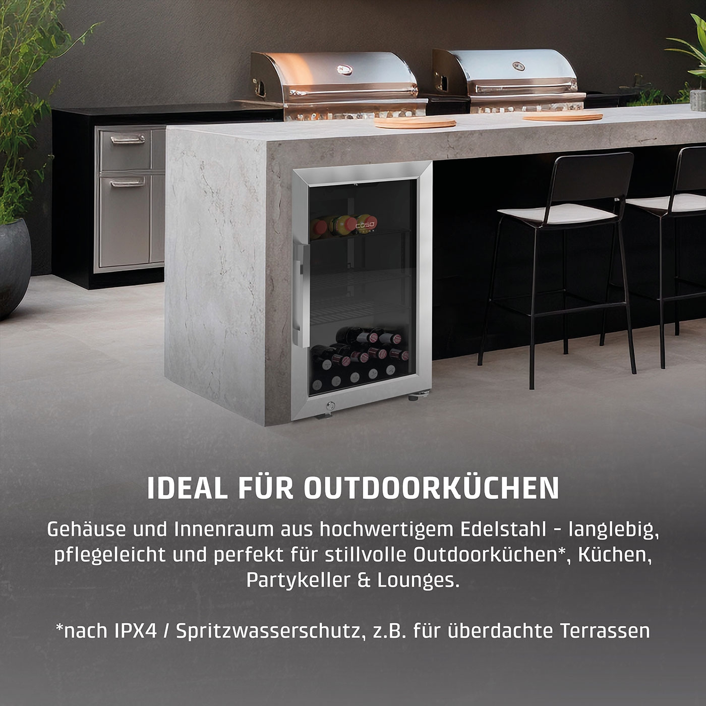 Kühlschrank unter Arbeitsplatte mit zwei Grills und Barhockern.