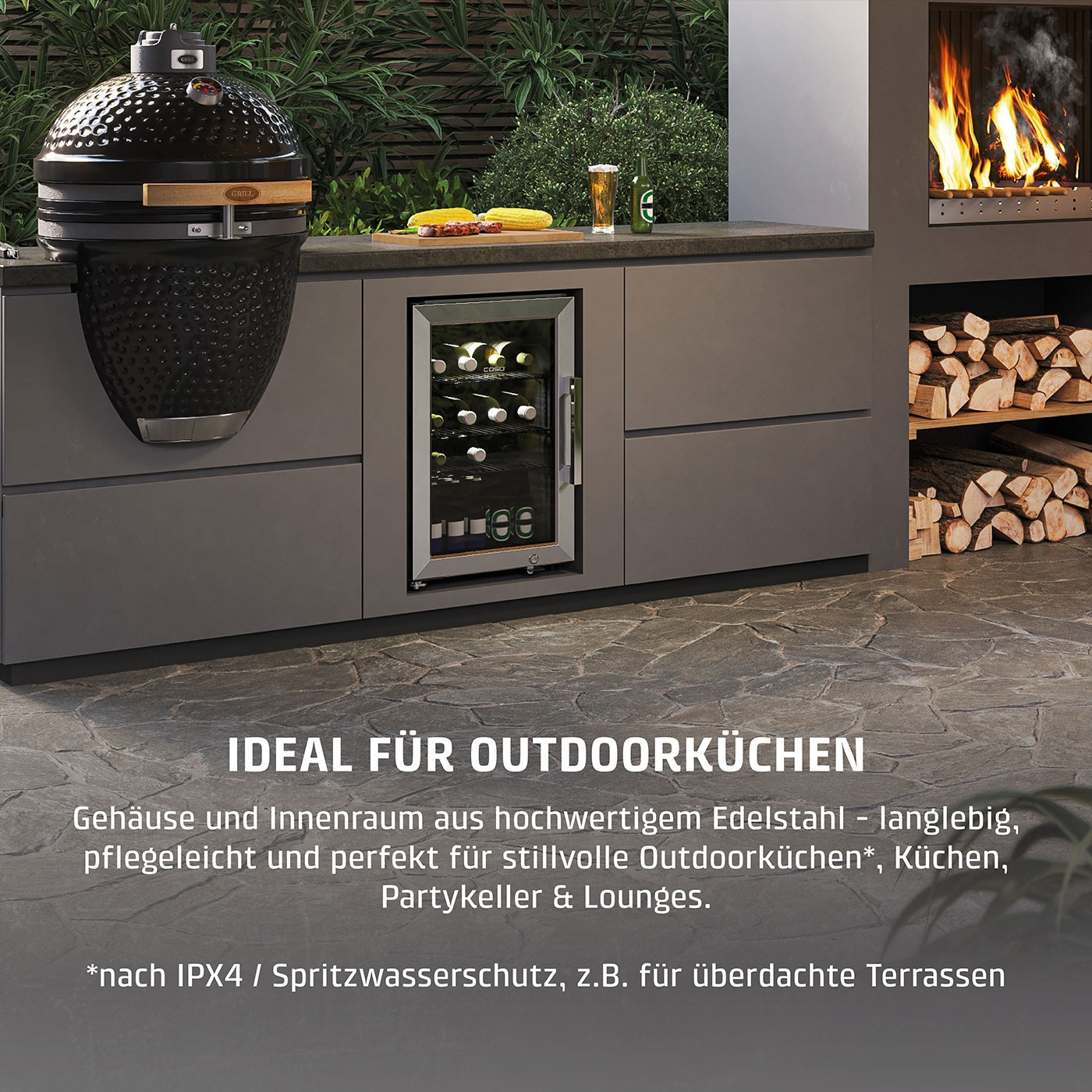 Ein Keramikgrill, Weinkühlschrank und Kamin mit Holz sind Teil einer modernen Outdoorküche.
