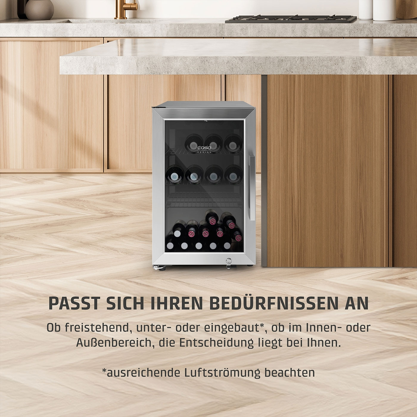 Ein moderner Weinkühlschrank mit Glastür steht unter einer Küchenarbeitsplatte.
