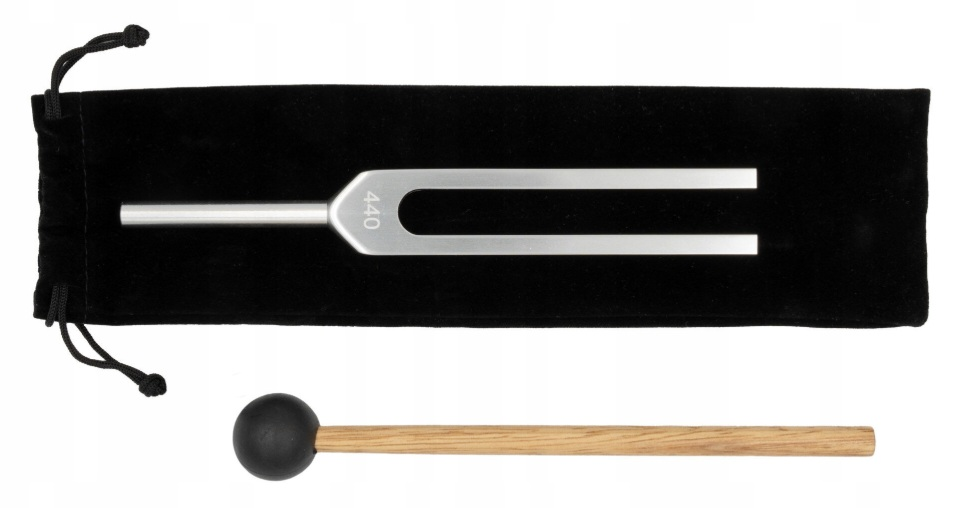 Księżycowa kamerton 440 Hz spoczywa w czarnym etui, pod nim drewniany młoteczek z czarną główką.
