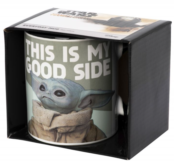 Tasse mit Baby Yoda, der sagt 'Das ist meine gute Seite' in einer Box.