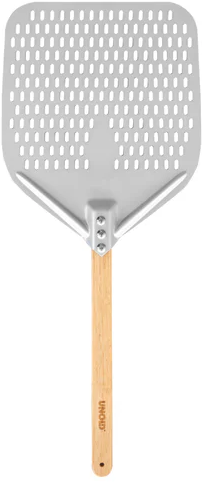 Ein Pizzaschieber aus Aluminium mit Holzgriff.