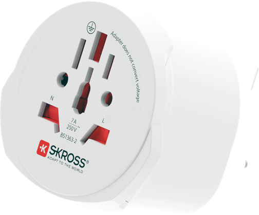 Un adattatore da viaggio bianco multi-presa con logo SKROSS.