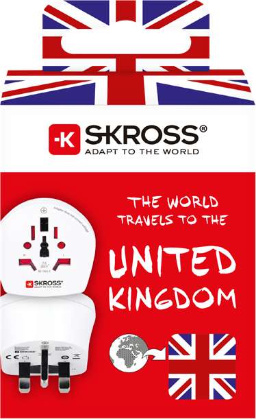 Un adattatore da viaggio bianco con prese e logo SKROSS su sfondo rosso con bandiere Union Jack.