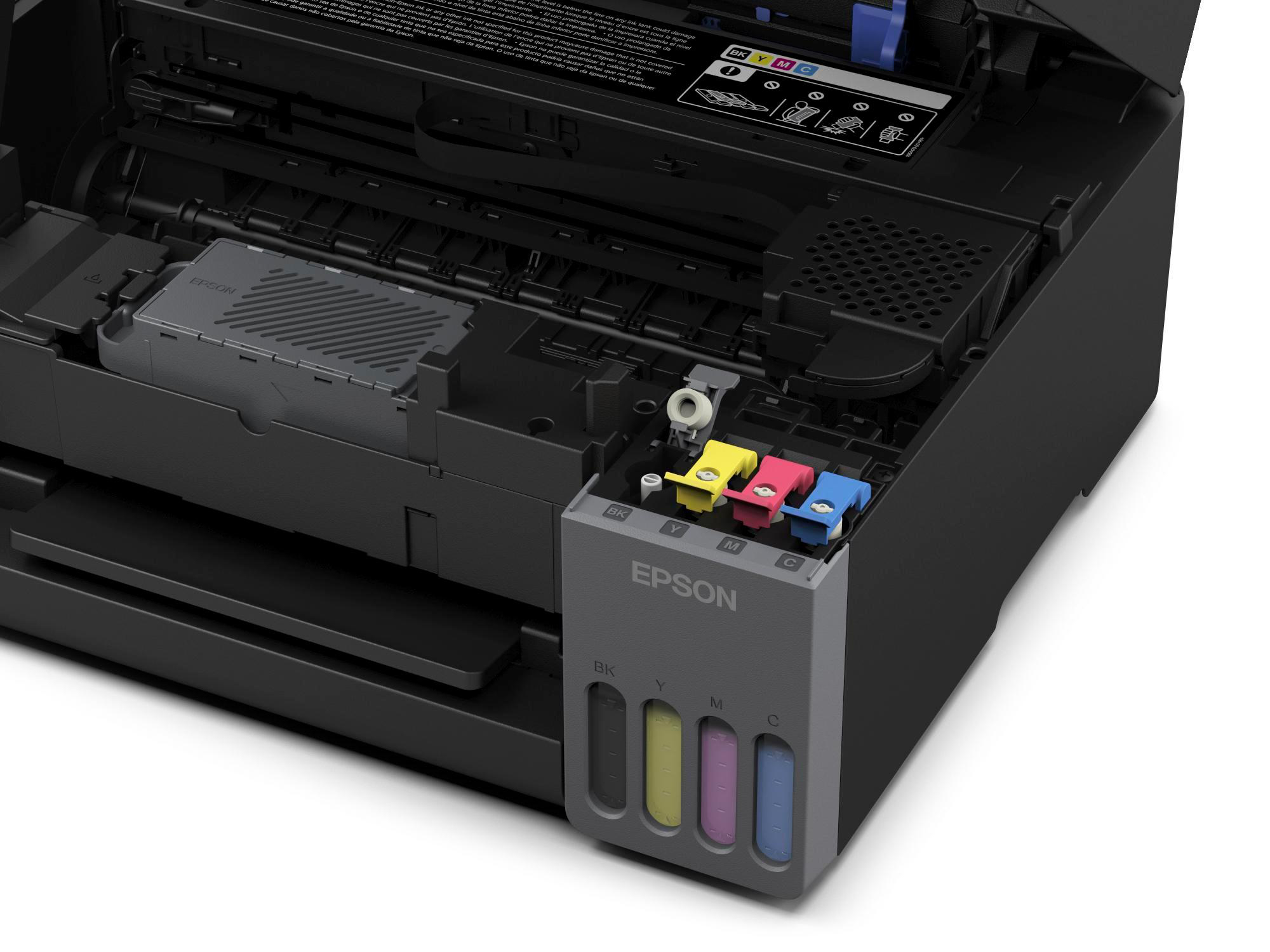 Ein Drucker mit offenen Deckeln und sichtbaren Tintenbehältern in Schwarz, Gelb, Magenta und Cyan.