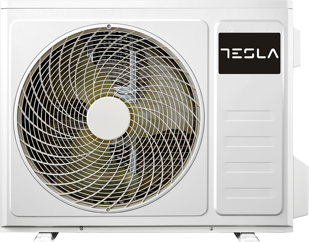Fehér légkondicionáló kültéri egység nagy ventilátorráccsal és Tesla logóval.