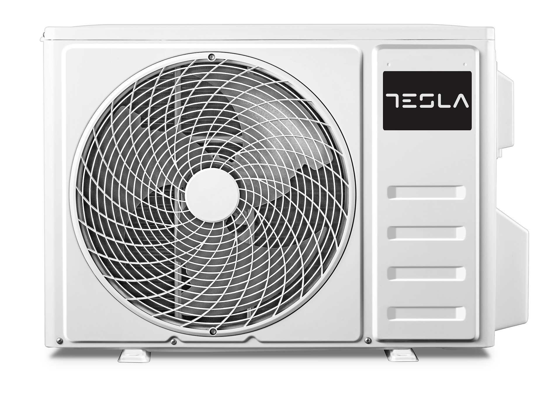 Fehér klíma kültéri egység ventilátorral és Tesla logóval.