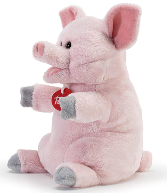 Ein rosafarbener Plüschschwein sitzt mit grauen Füßen und einem roten Anhänger.