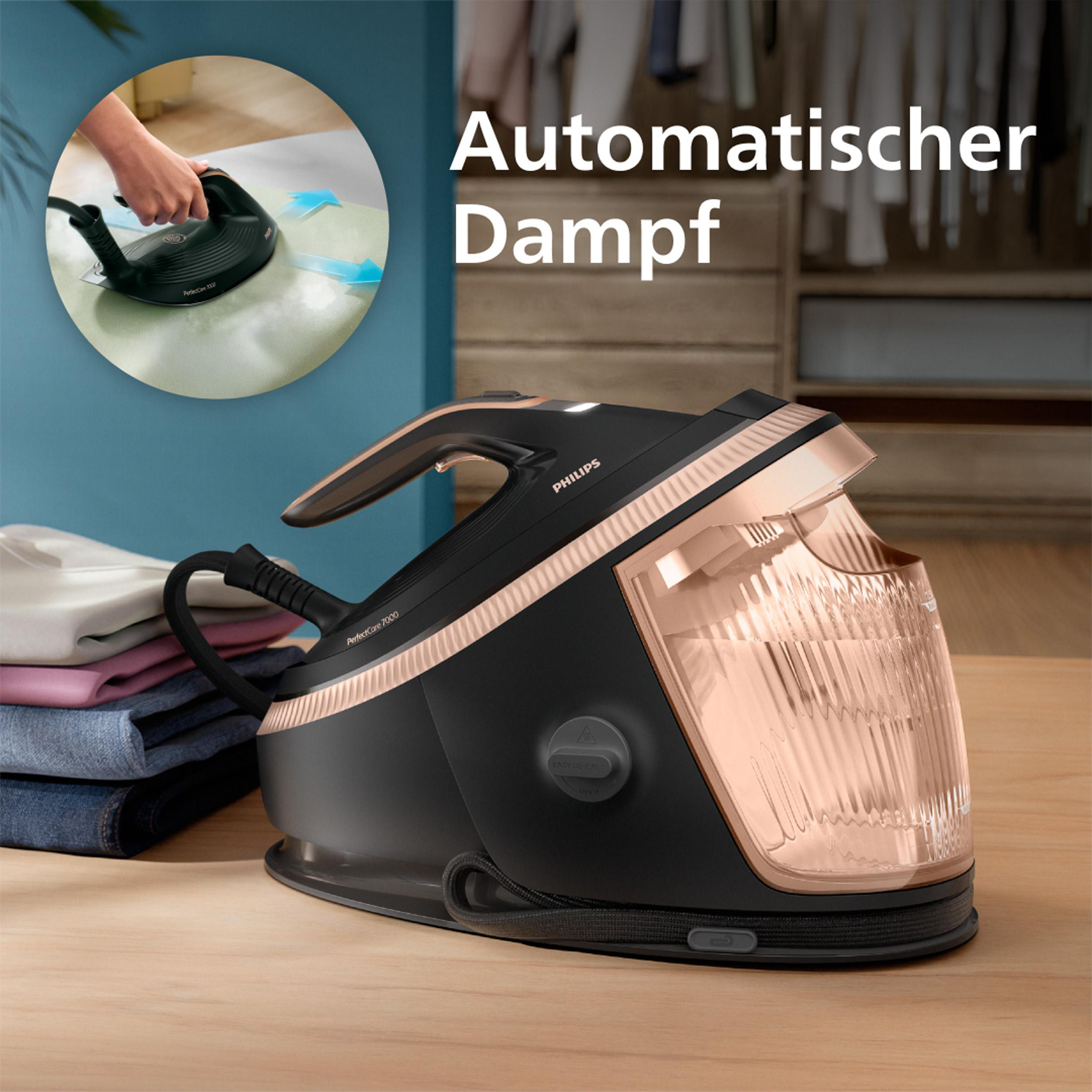 Ein schwarzer Dampfbügeleisen mit kupferfarbenen Akzenten steht neben Kleidung.