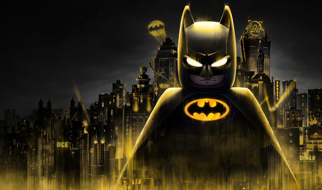 Un Lego Batman en primer plano se cierne sobre un horizonte urbano iluminado en dorado.