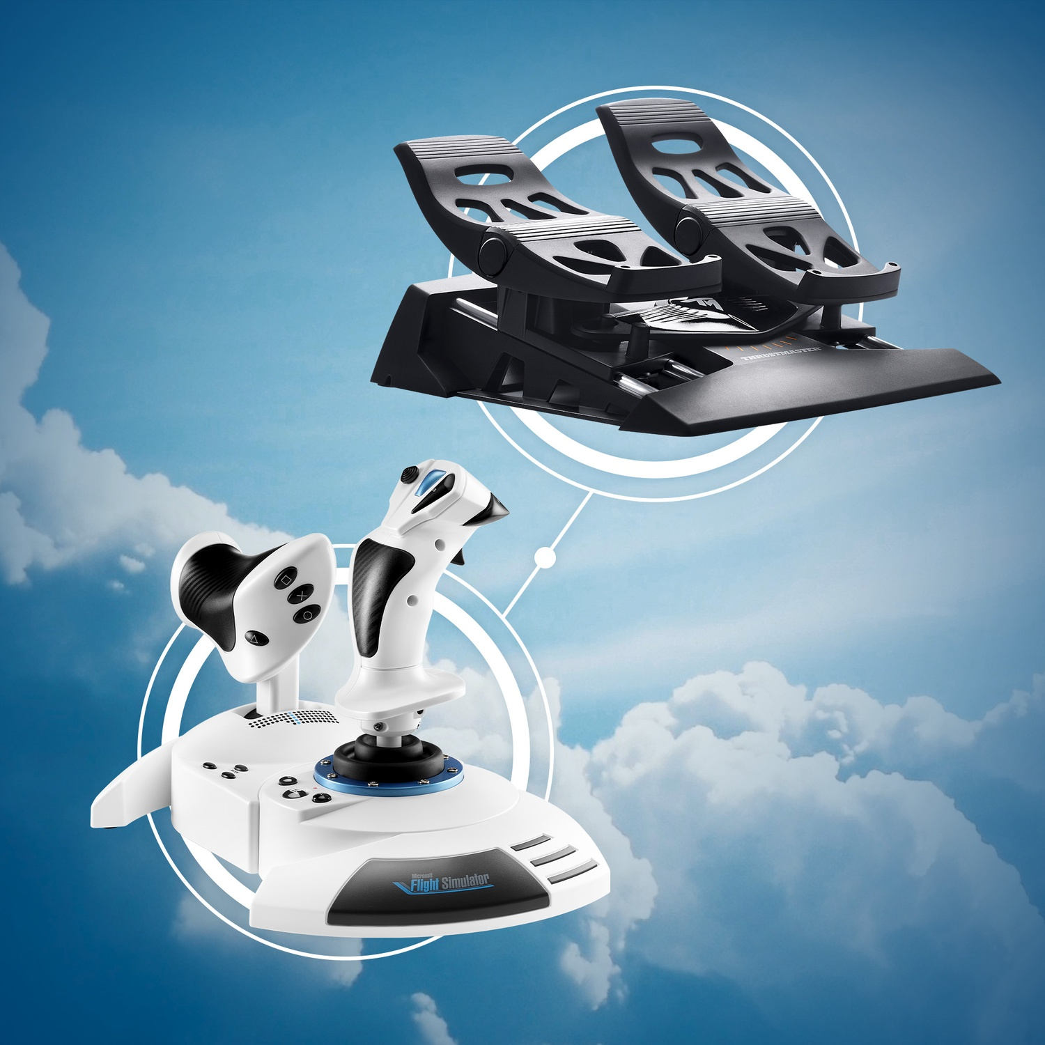 Un ensemble de joysticks de simulateur de vol noir et blanc avec pédales sur fond de ciel bleu.