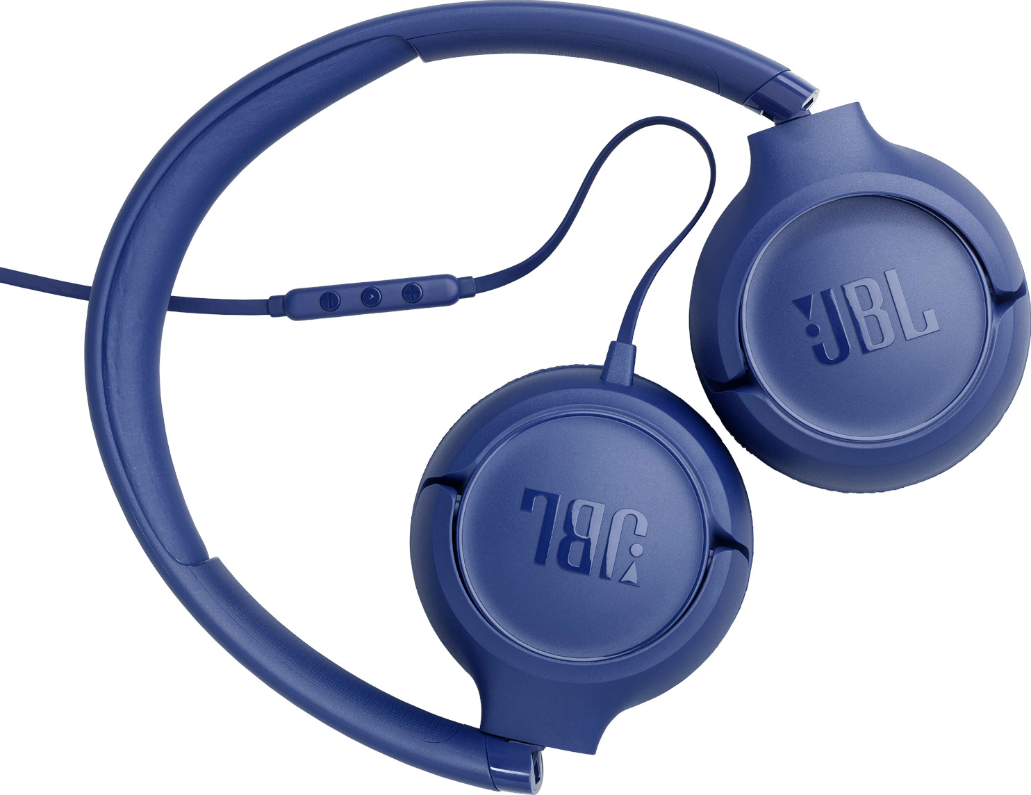 Casque JBL bleu avec câble et télécommande intégrée sur fond blanc.