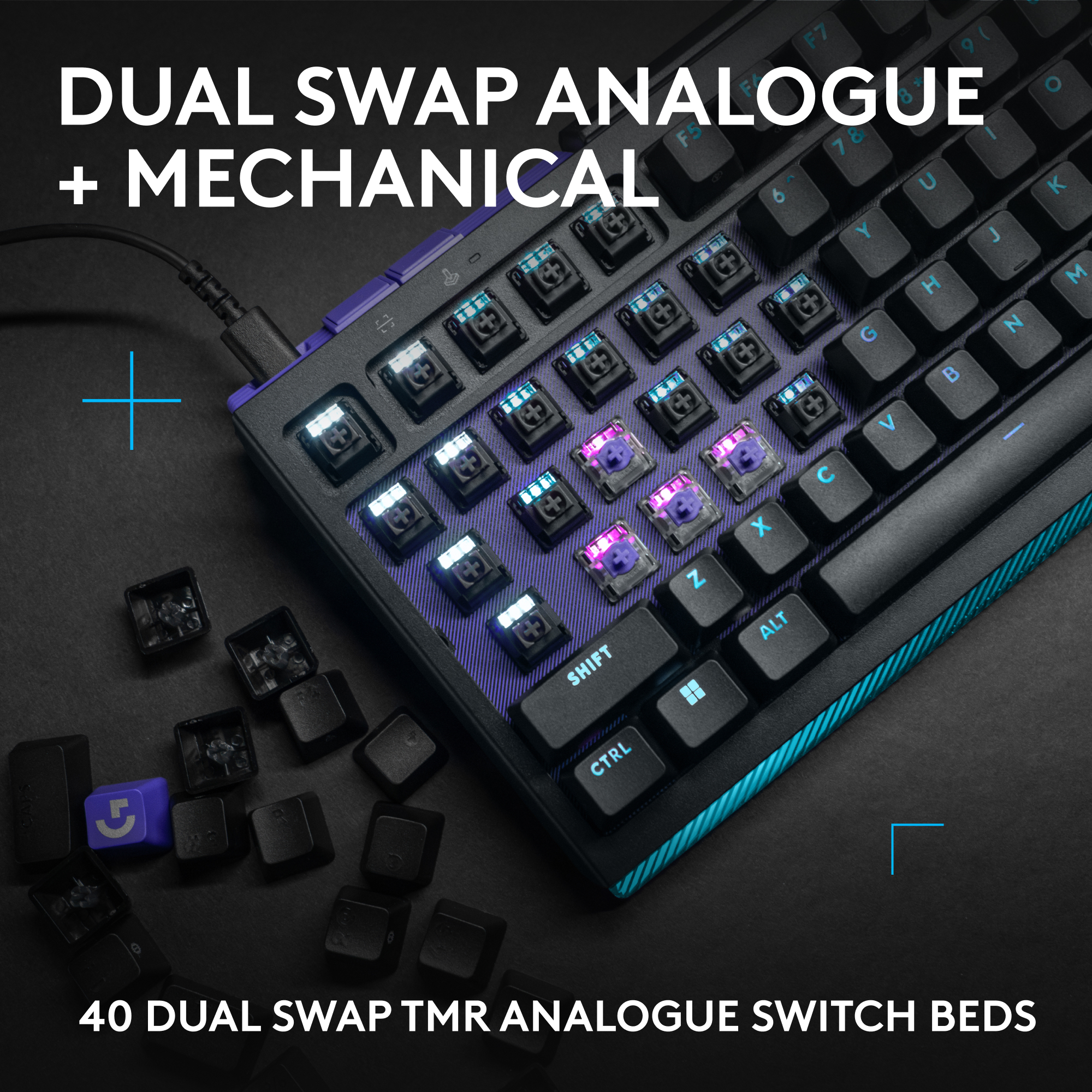 Nahaufnahme einer Tastatur mit beleuchteten Tasten und einigen entfernten Tastenkappen.
