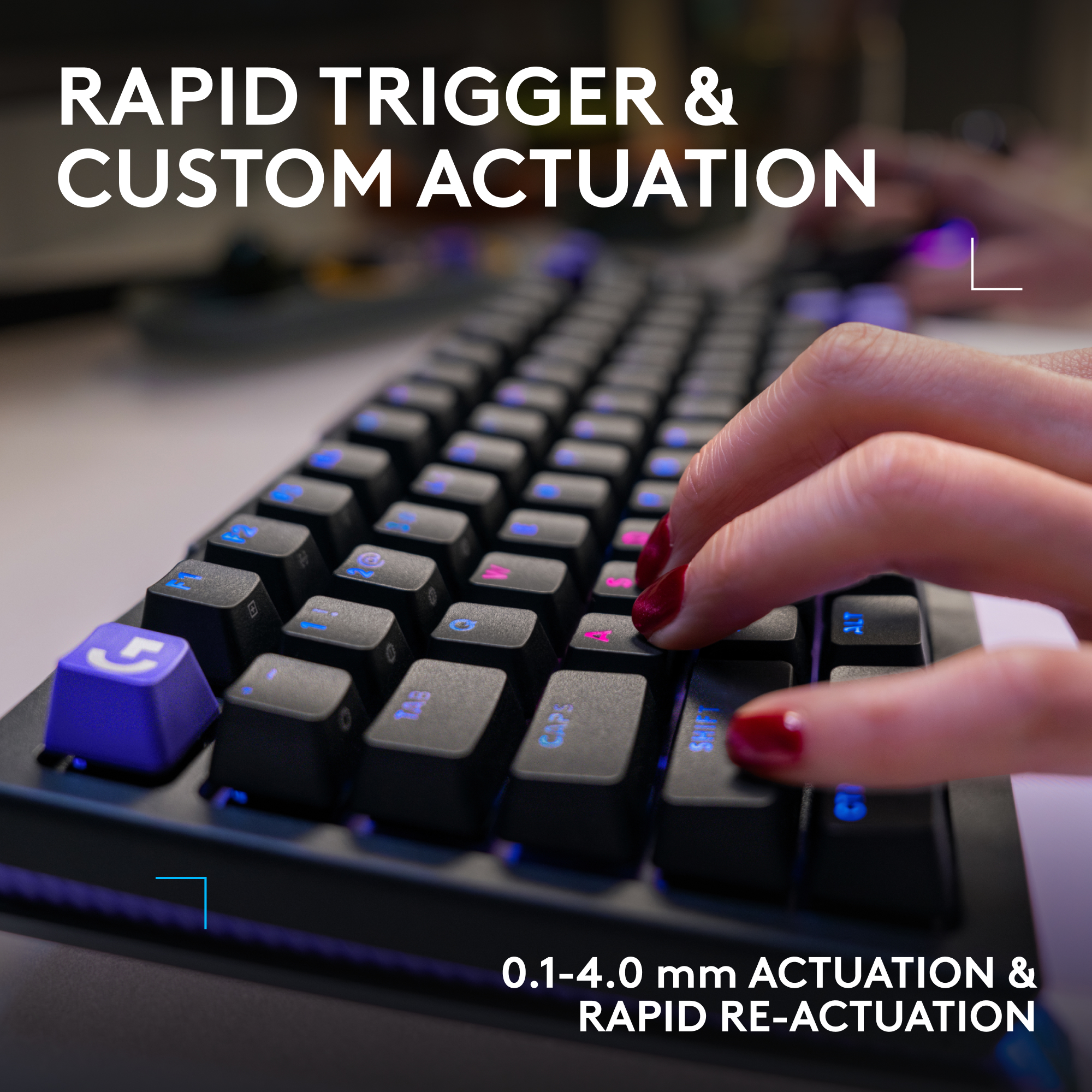Eine Hand tippt auf einer beleuchteten Tastatur mit lila Akzenttasten.