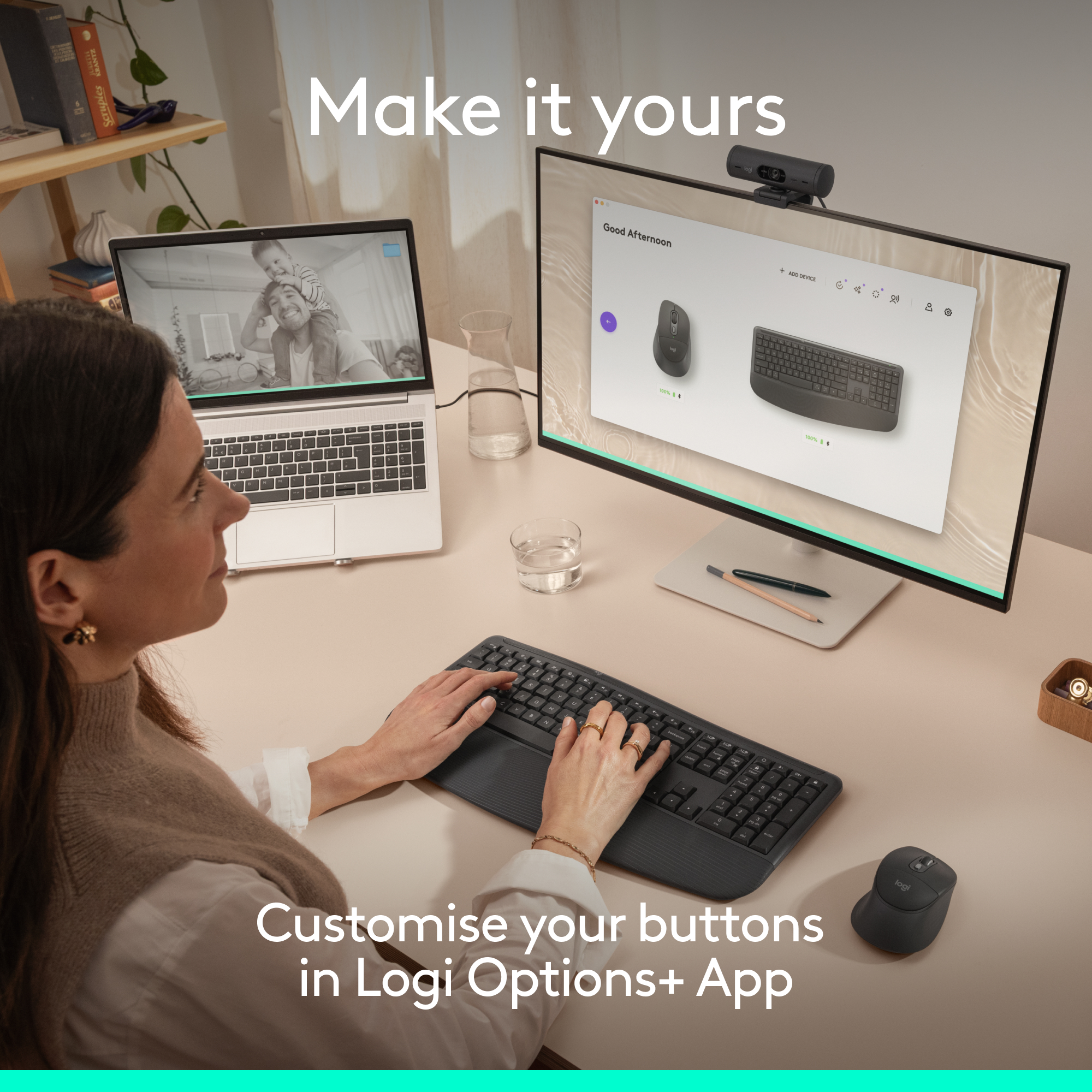 Frau am Schreibtisch mit Laptop und Monitor, der Logitech-Produkte zeigt.