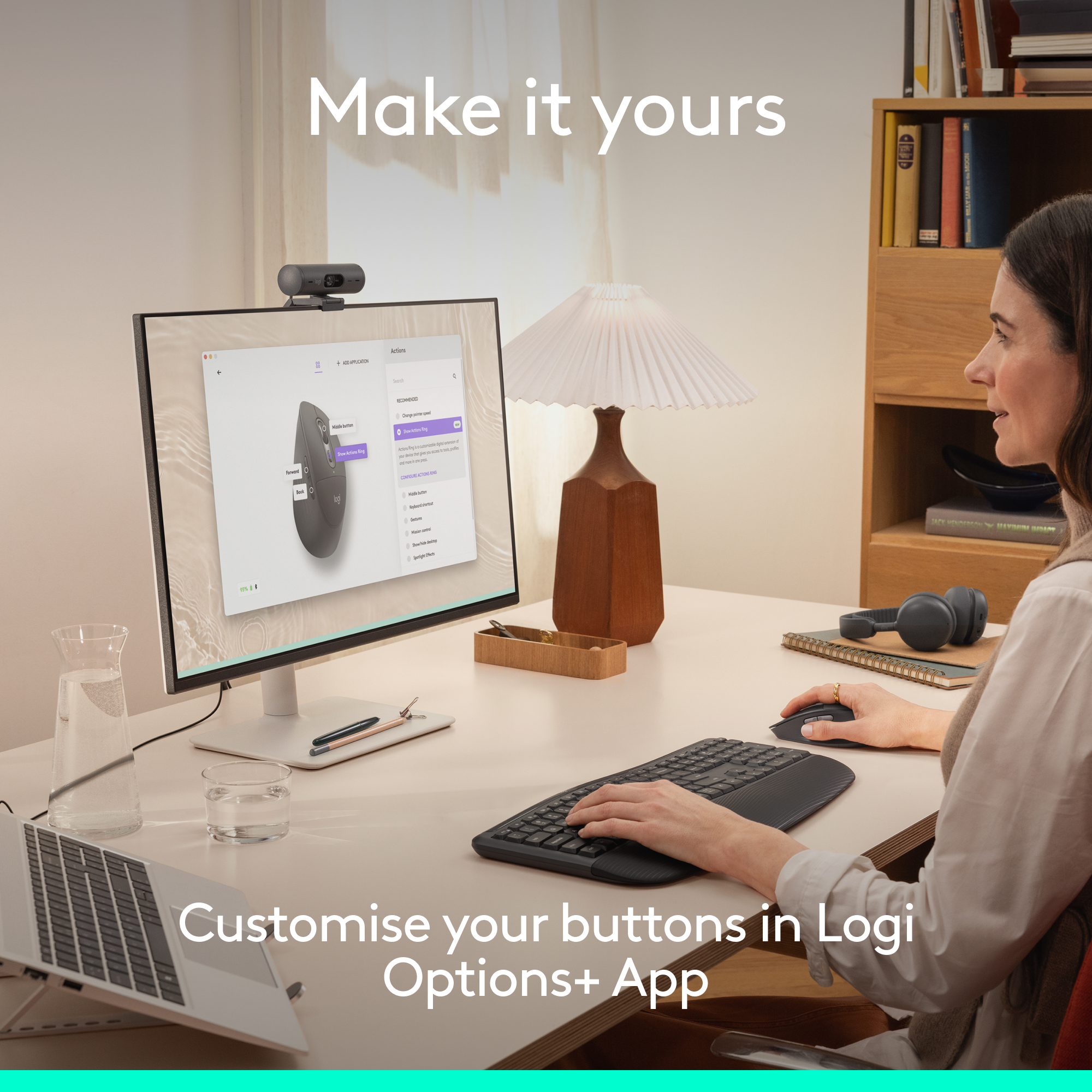 Una donna usa un mouse e una tastiera davanti a un monitor che mostra l'app Logi Options+.