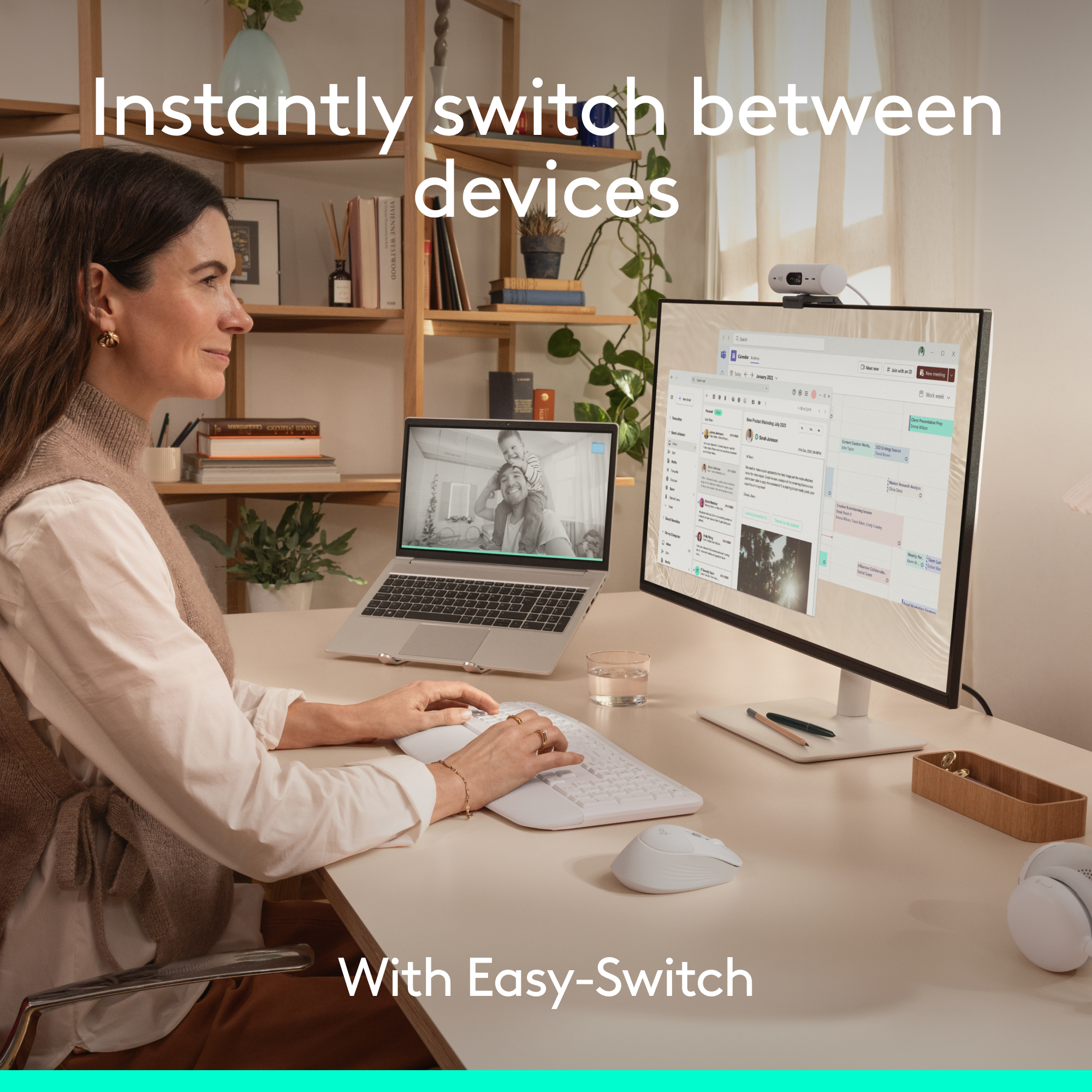 Una donna lavora a una scrivania con laptop, monitor e mouse. Testo: Instantly switch between devices With Easy-Switch