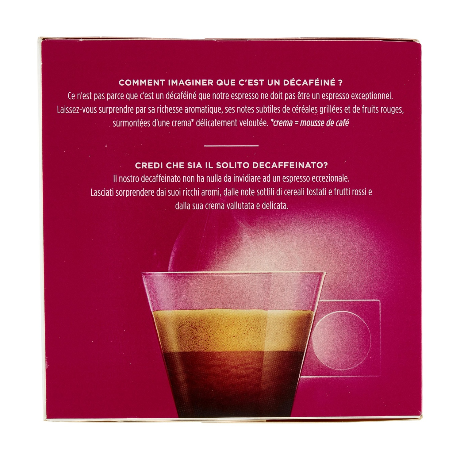 Un bicchiere di espresso a tre strati con schiuma su sfondo magenta.