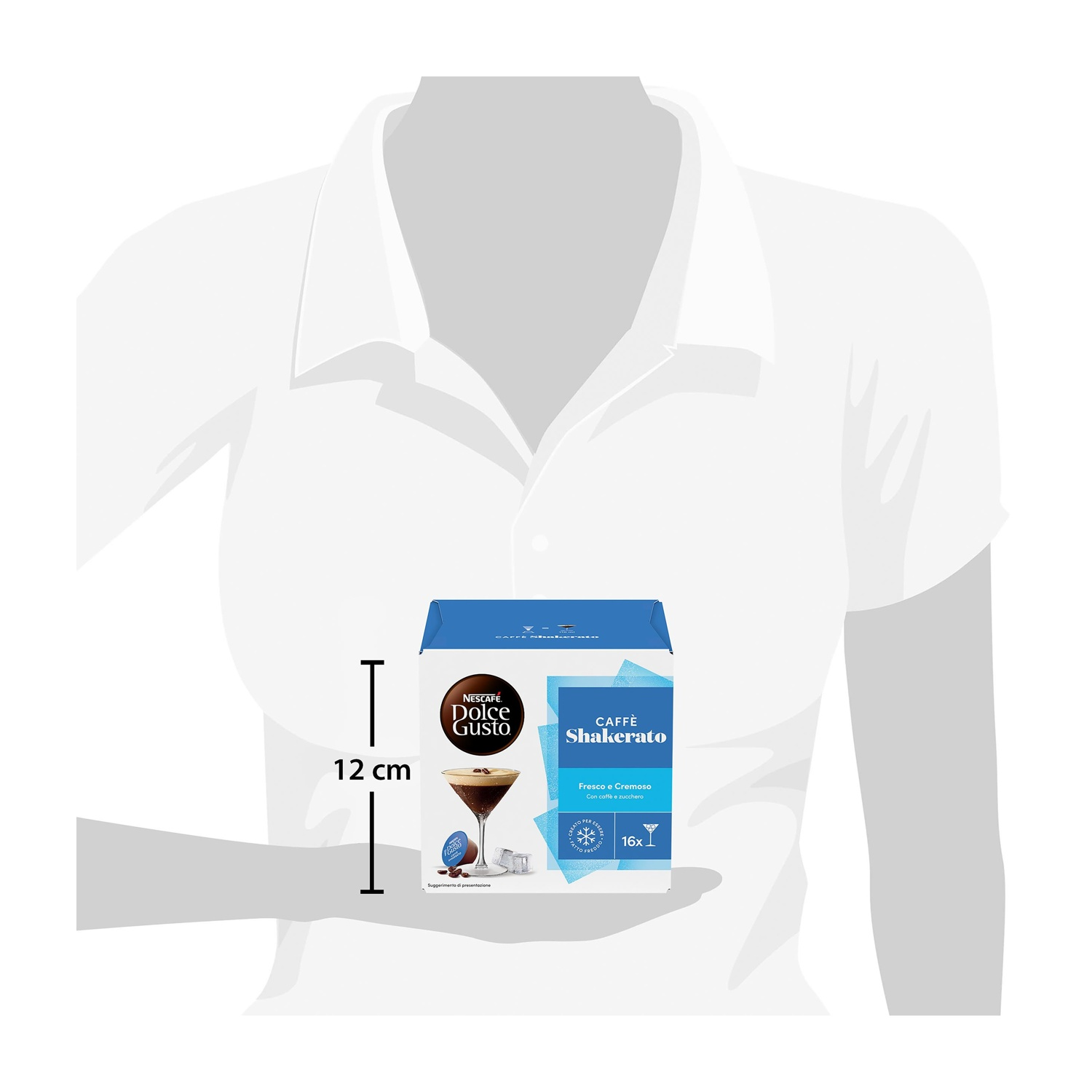 Una confezione di Nescafé Dolce Gusto Caffè Shakerato è tenuta davanti a un colletto di camicia bianco stilizzato.