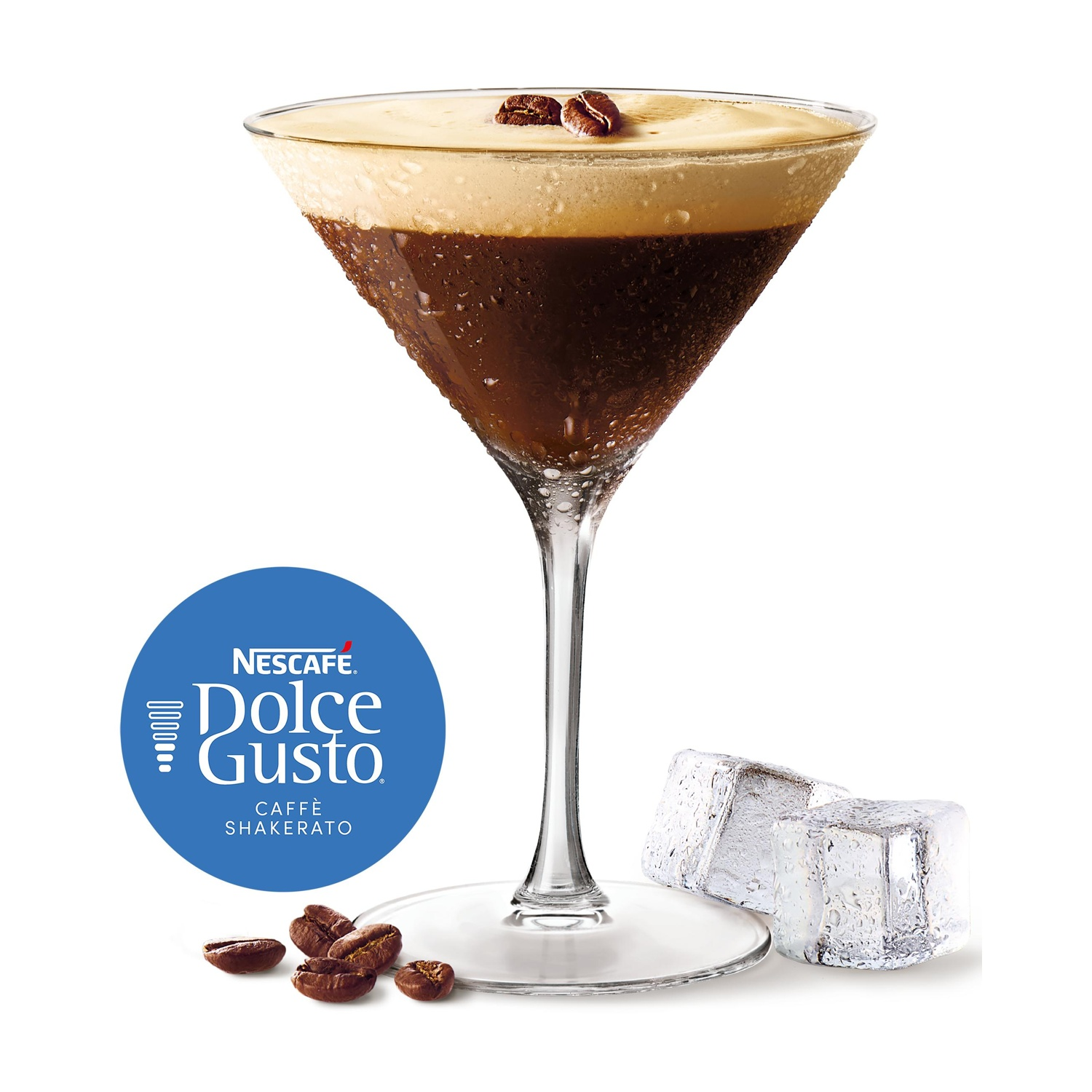 Bicchiere da martini con caffè scuro e schiuma chiara, guarnito con due chicchi di caffè. Due cubetti di ghiaccio e chicchi di caffè vicini.