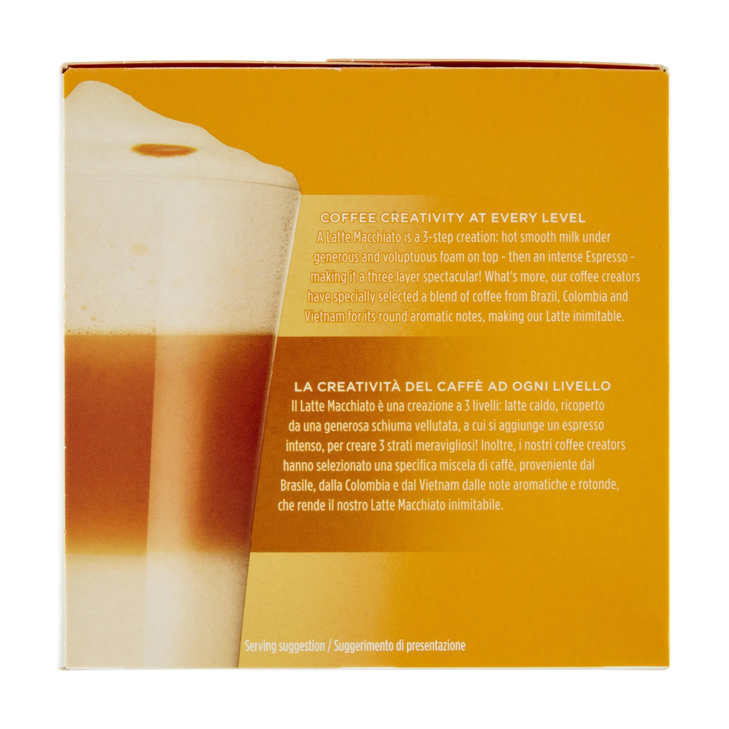 Latte Macchiato con schiuma e strati di espresso su sfondo giallo.